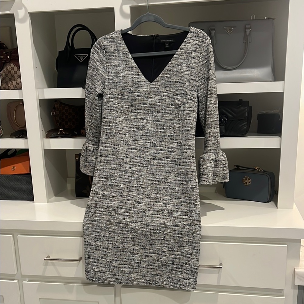 Banana Republic Gray and White Sheath Dress V-Neck 3/4 Sleeve